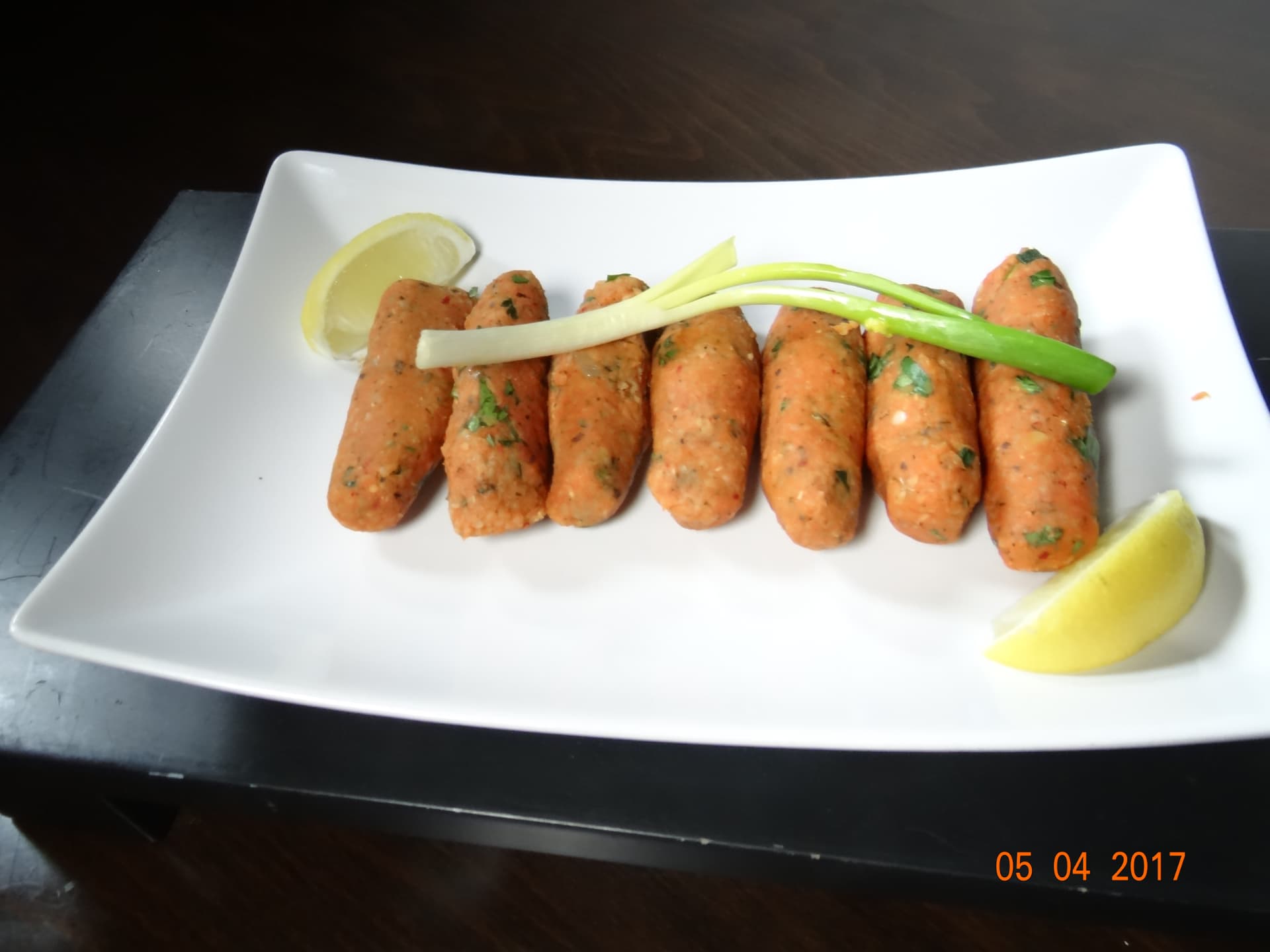 Mercimek Köftesi sunumu