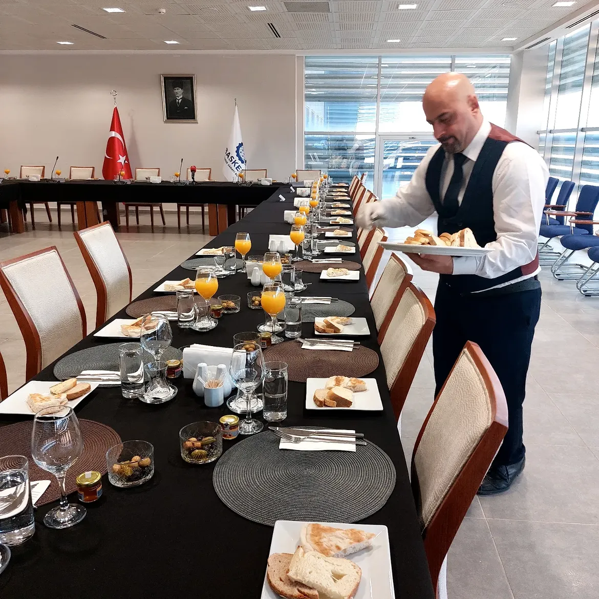 Başkent OSB toplantısında servis ekibimiz masaları hazırlarken
